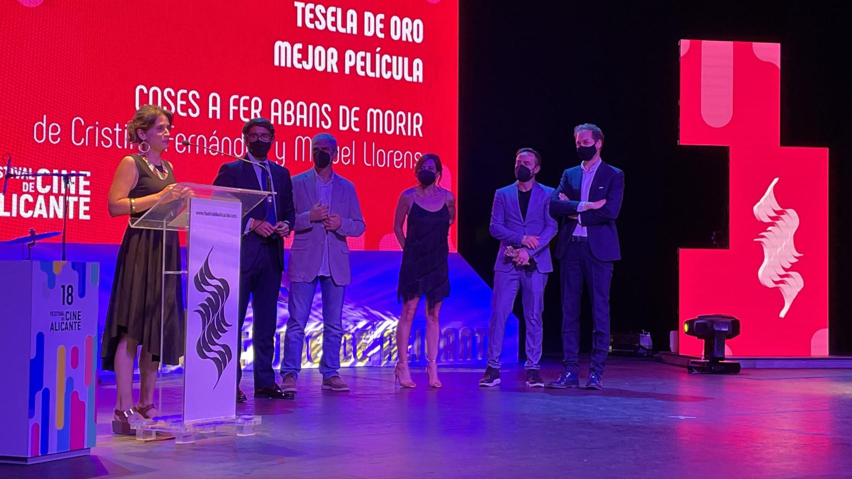 Momento en el que los protagonistas recogen el premio principal.