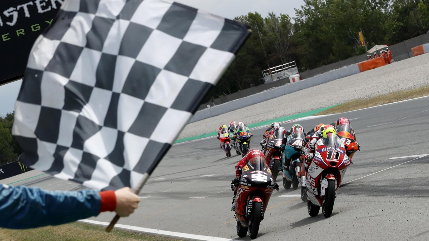 Sergio García entrando en primera posición en el Gran Premio de Cataluña de 2021 de Moto3