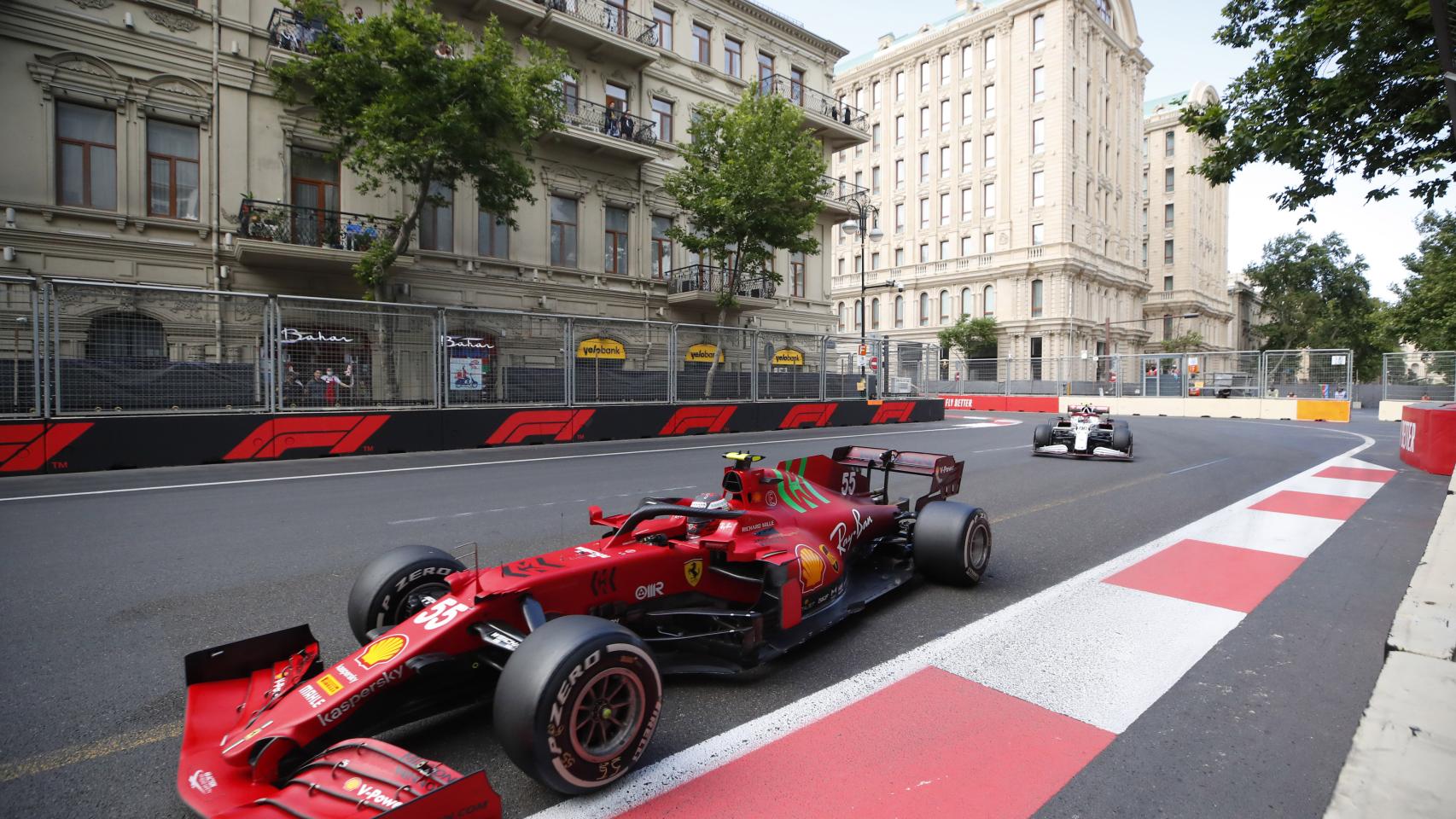 Carlos Sainz con el SF21 en Bakú