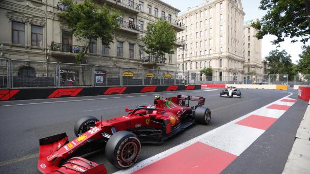 Carlos Sainz con el SF21 en Bakú