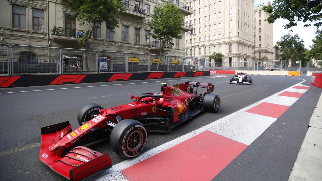 Carlos Sainz con el SF21 en Bakú