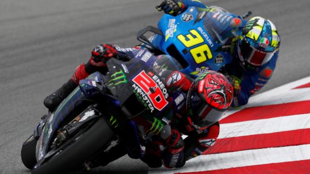 Quartararo rueda por delante de Joan Mir en Barcelona