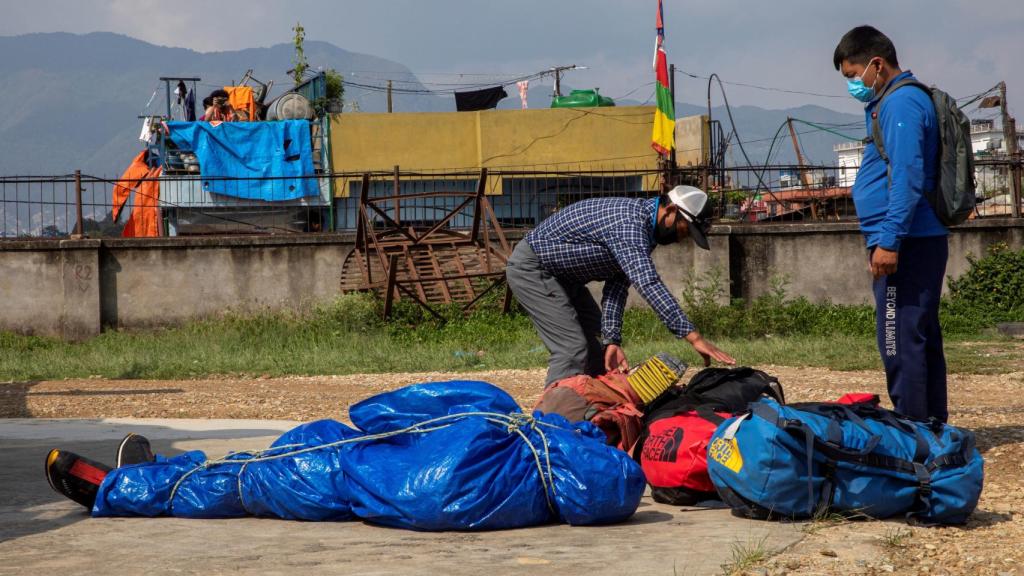 El cuerpo de uno de los fallecidos en el Everest tras ser trasladado a Katmandú
