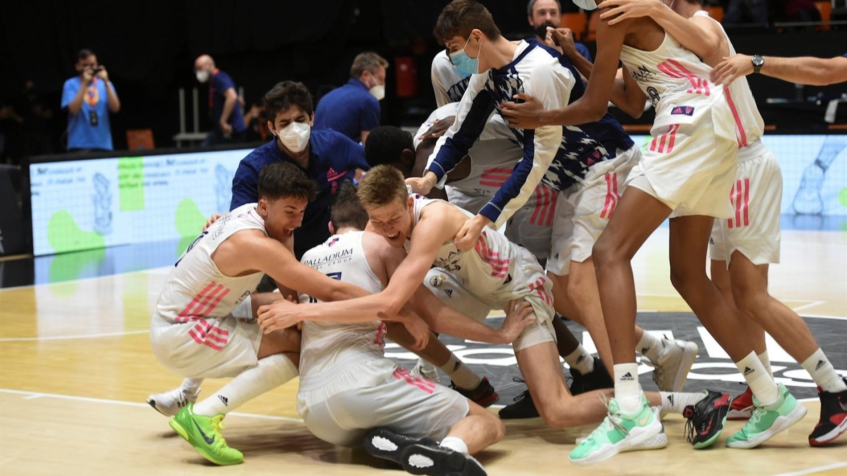 Los jugadores del Real Madrid Junior celebran el triunfo del Adidas Next Generation Tournament de 2021