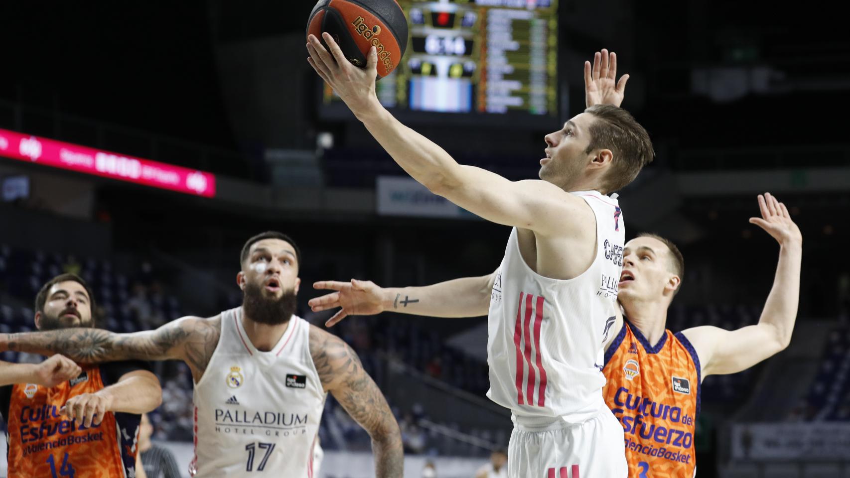 Fabien Causeur anota una bandeja ante Valencia Basket
