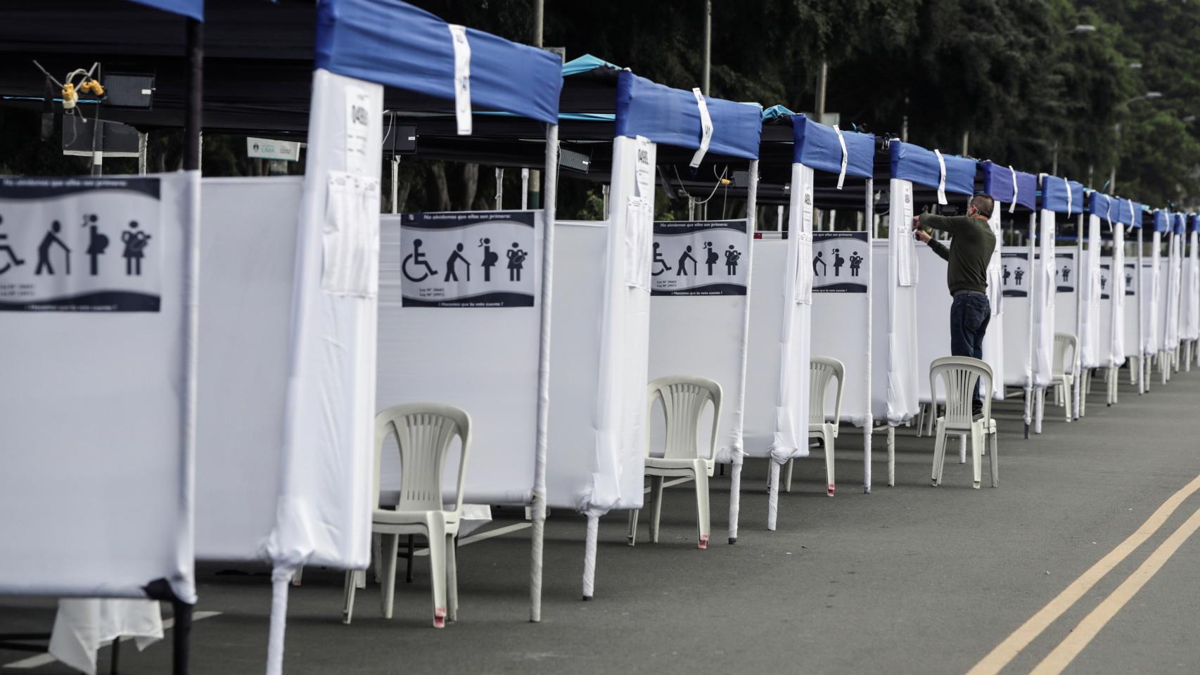 Cabinas para la votación de este domingo.