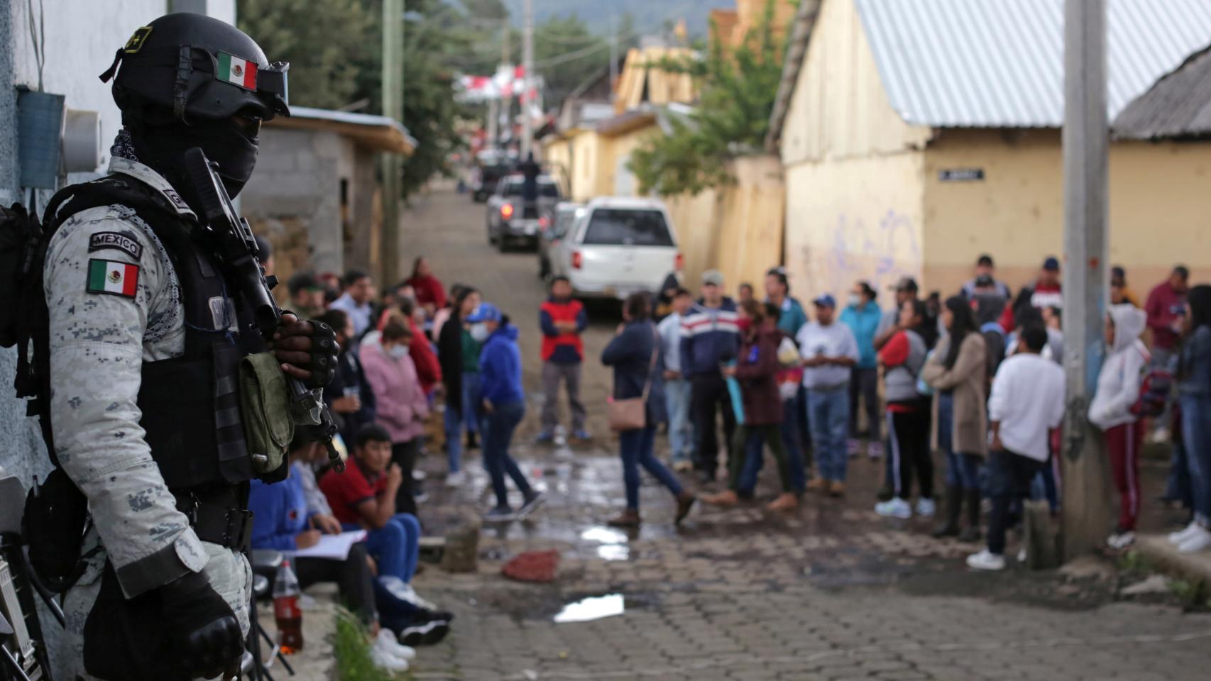 Un miembro de seguridad en la víspera de los comicios en México.