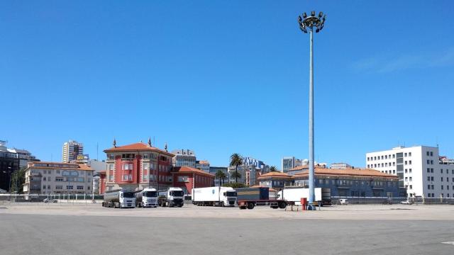 El espacio entre la Delegación del Gobierno y la Delegación del Ministerio de Defensa, la parcela donde debería encontrarse el edificio de la Sede de la Delegación de Hacienda en A Coruña (Foto: Nuria Prieto)
