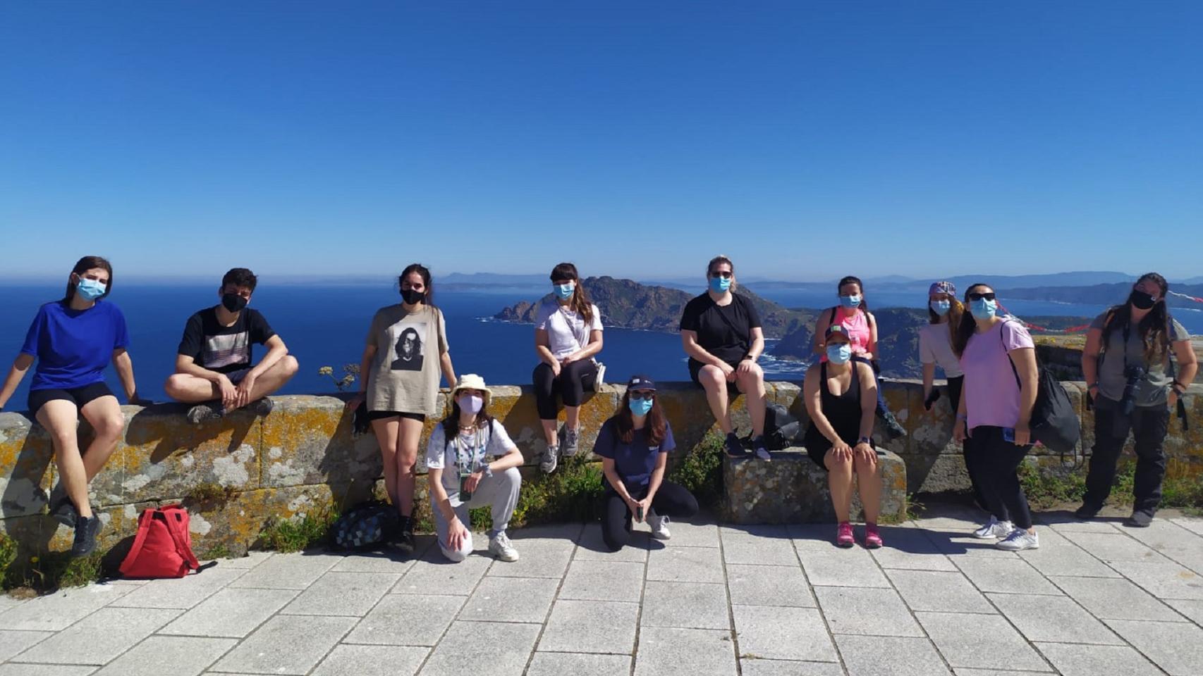 Una docena de voluntarios limpian las islas Cíes de basura marina este fin de semana