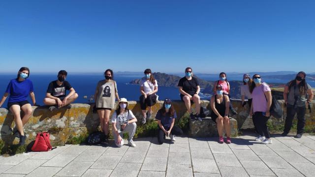 Una docena de voluntarios limpian las islas Cíes de basura marina este fin de semana