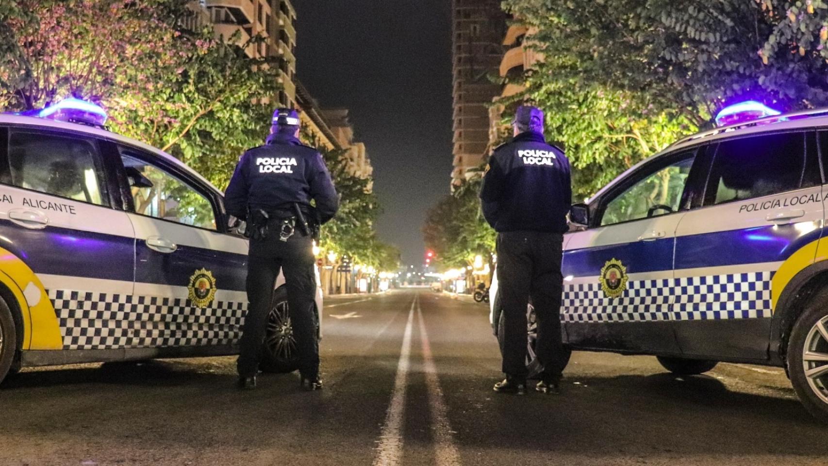 Dos agentes de la Policía Local en un control en Alicante.