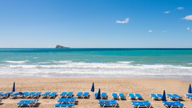 Playa de Benidorm, con la isla al fondo.