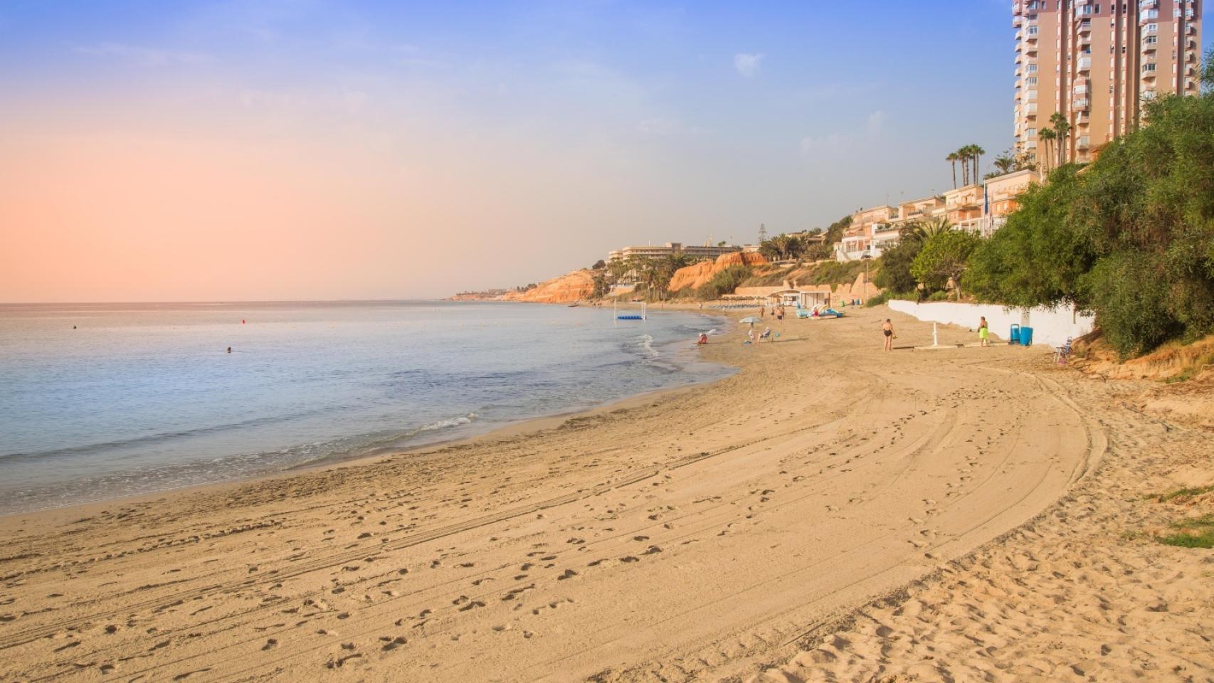 La playa oriolana de Barranco Rubio reconocida con la Bandera Azul.