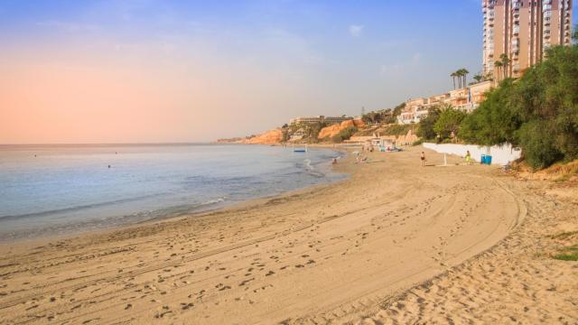 La playa oriolana de Barranco Rubio  reconocida con la Bandera Azul.