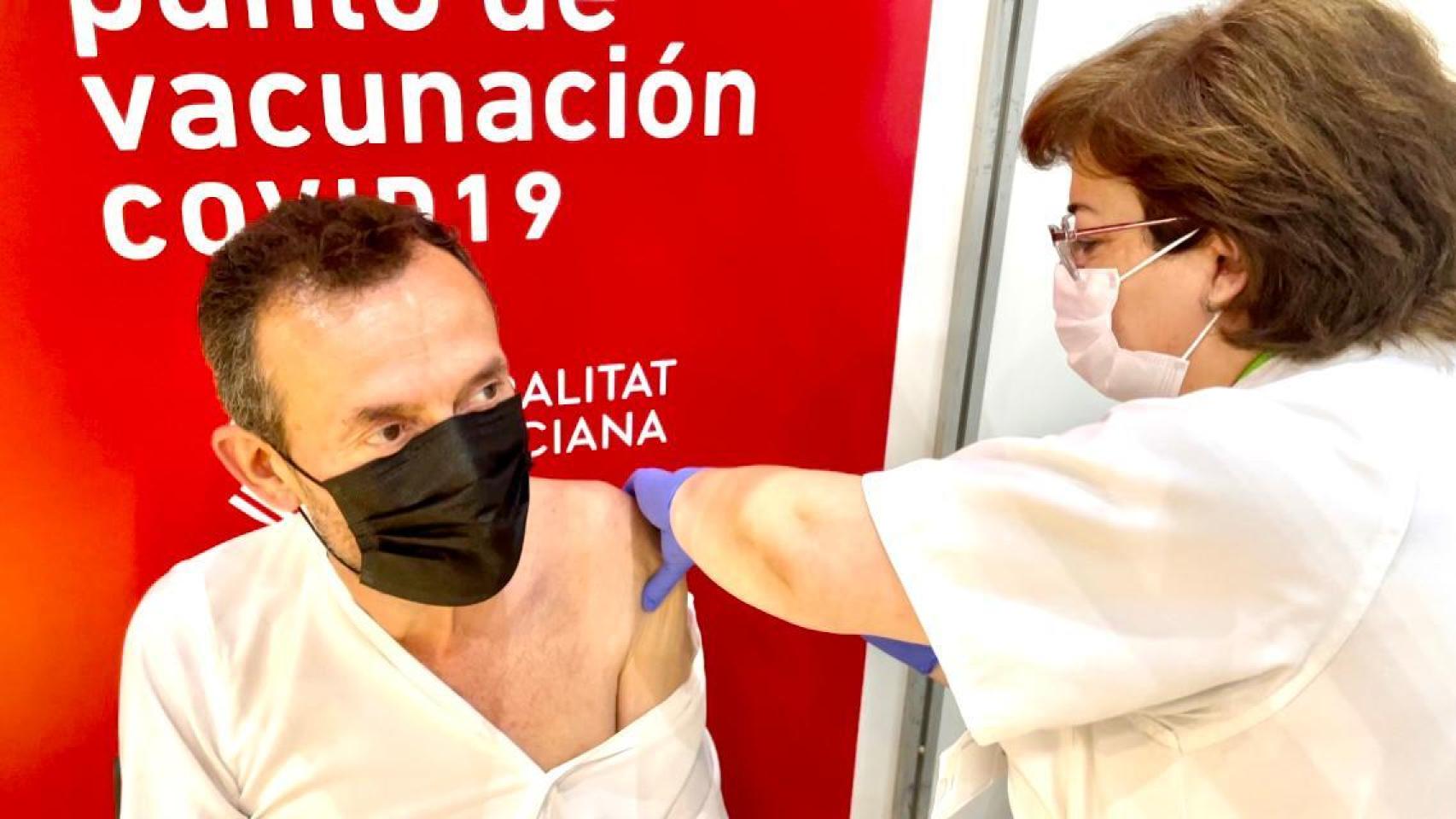 El alcalde de Elche, Carlos González, fue vacunado en IFA el pasado 25 de mayo.