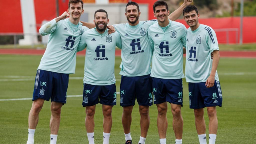 Diego Llorente, Jordi Alba, Koke Resurección, Gerard Moreno y Pedri, durante un entrenamiento con la Selección