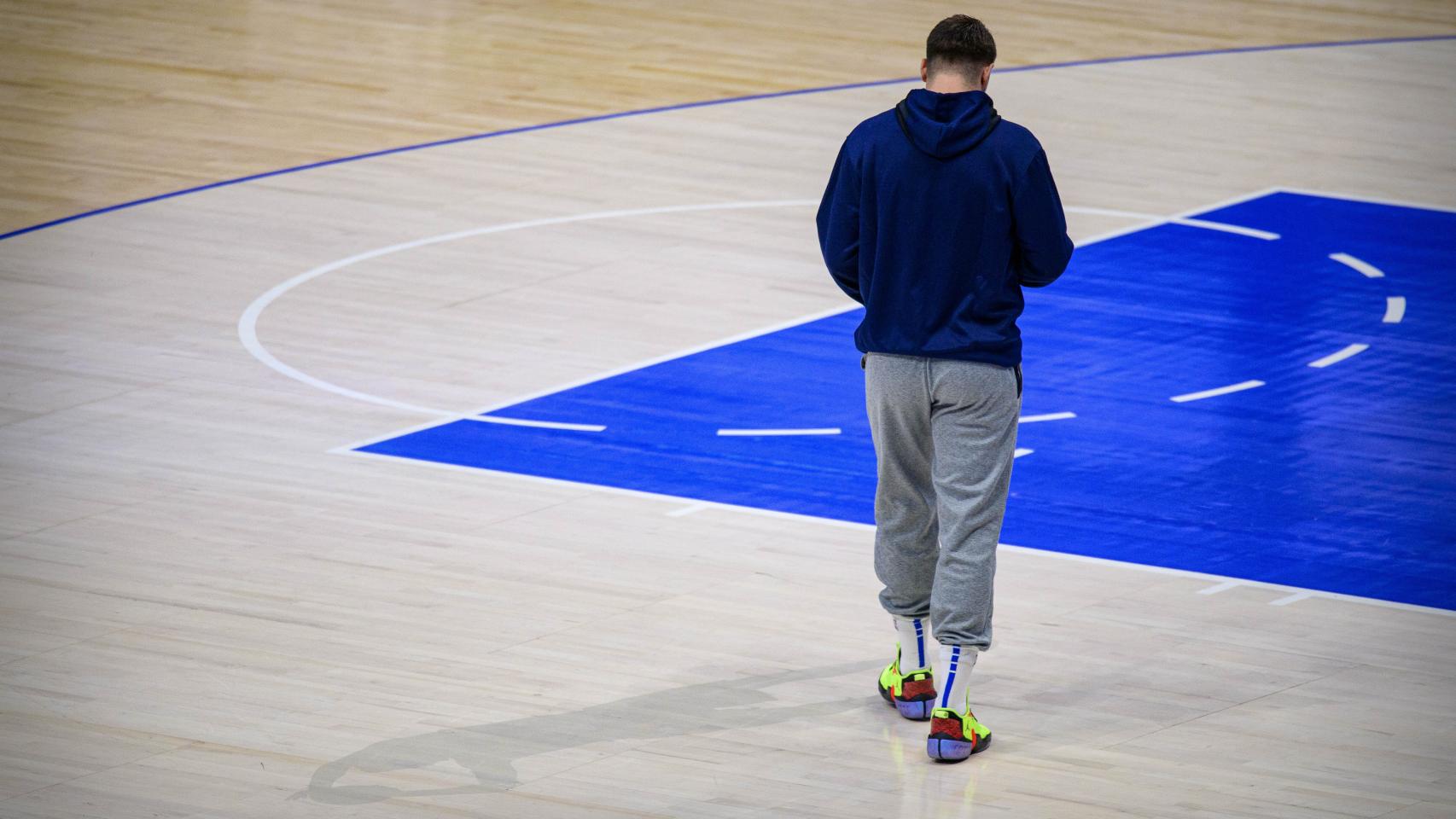 Luka Doncic, sobre la silueta de Dirk Nowitzki en el American Airlines Center de Dallas