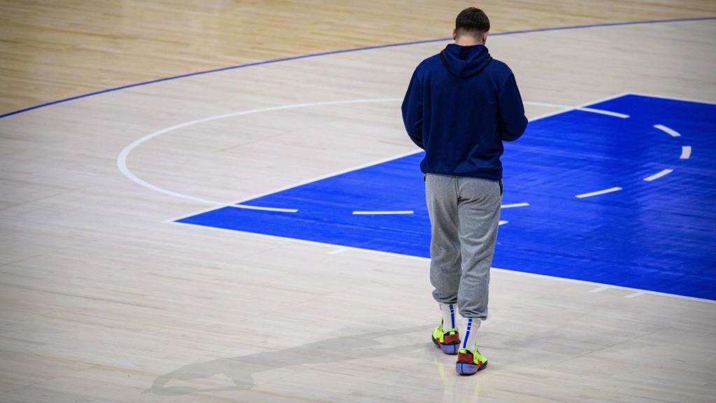 Luka Doncic, sobre la silueta de Dirk Nowitzki en el American Airlines Center de Dallas