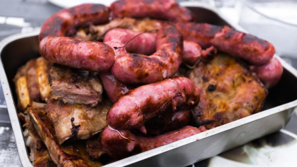 Fuente de churrasco gallego coronada con chorizos