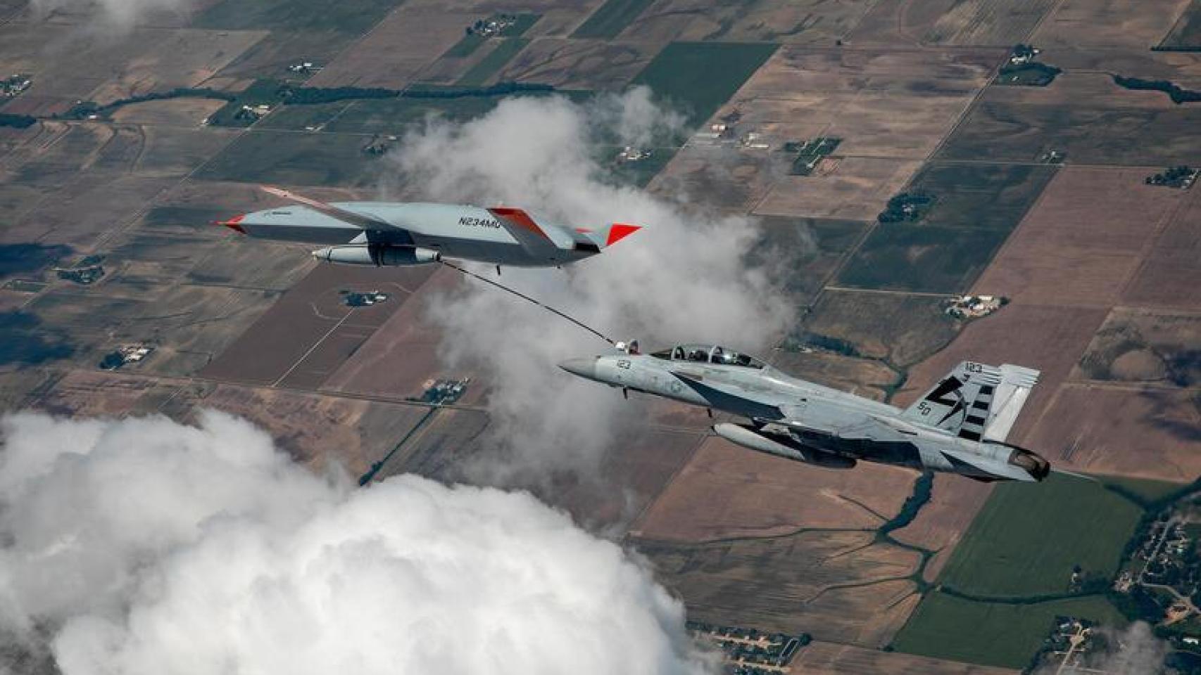 MQ-25 Stingray reabasteciendo a un F-18