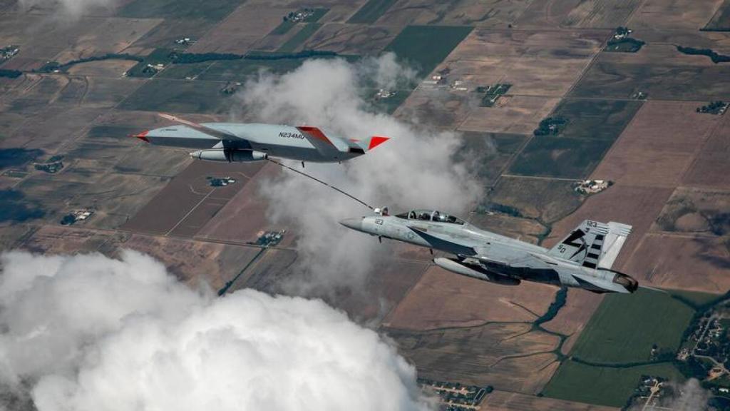 MQ-25 Stingray reabasteciendo a un F-18