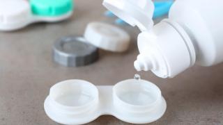 Sanidad alerta del peligro que esconden estas soluciones para lentillas y las retira del mercado
