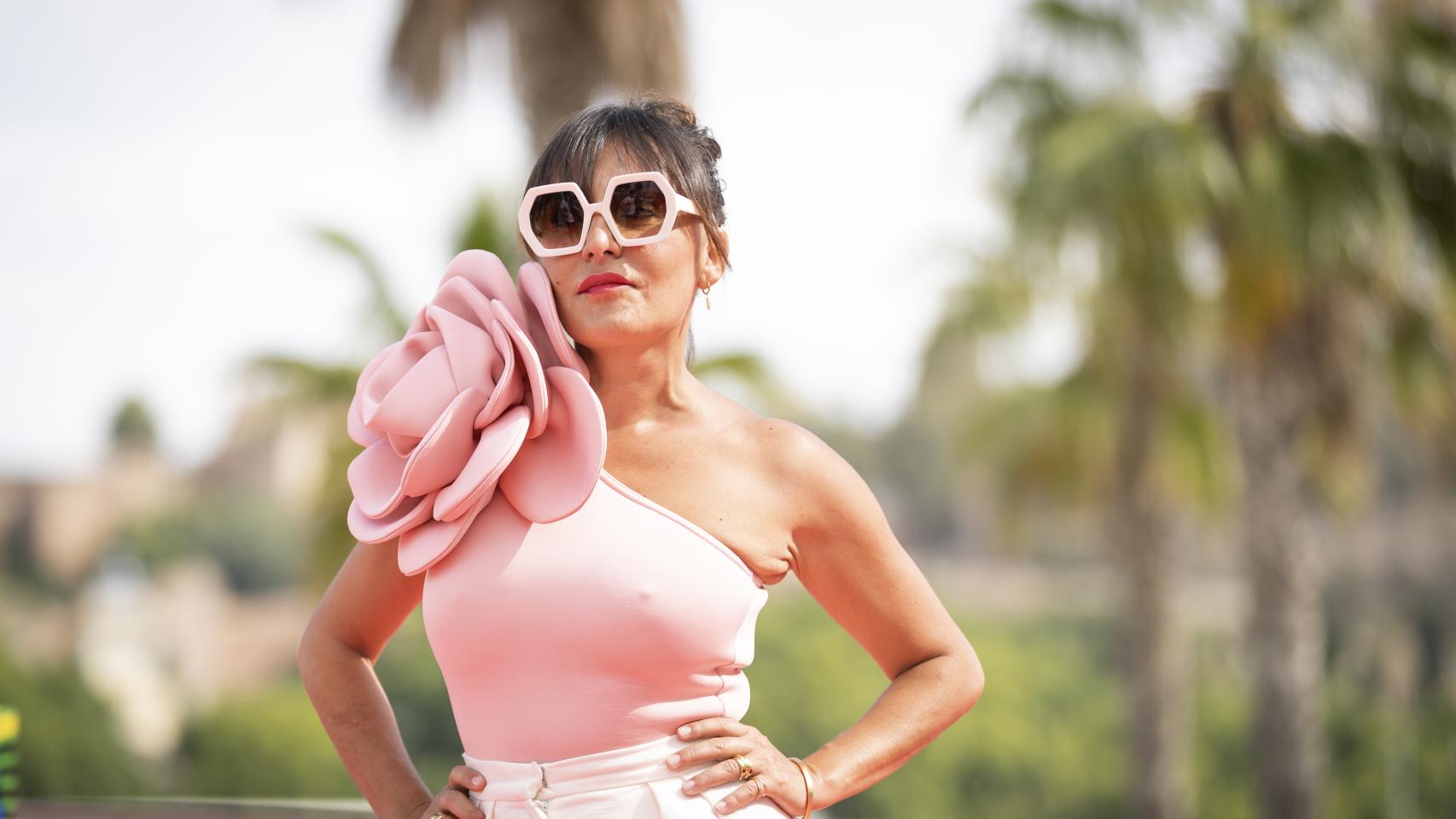 Candela Peña, con un original 'look' conformado por un bañador y un 'short'.