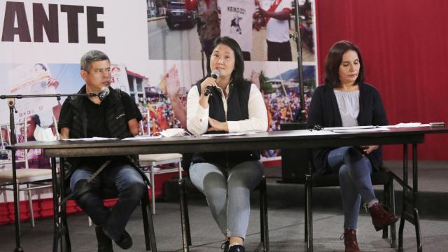 Keiko Fujimori, en el centro de la imagen, durante una rueda de prensa en Lima.