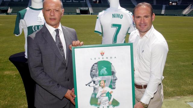 El presidente del club, Joaquín Buitrago, otorga a Nino  el reconocimiento por sus más de 25 años de historia en el club.