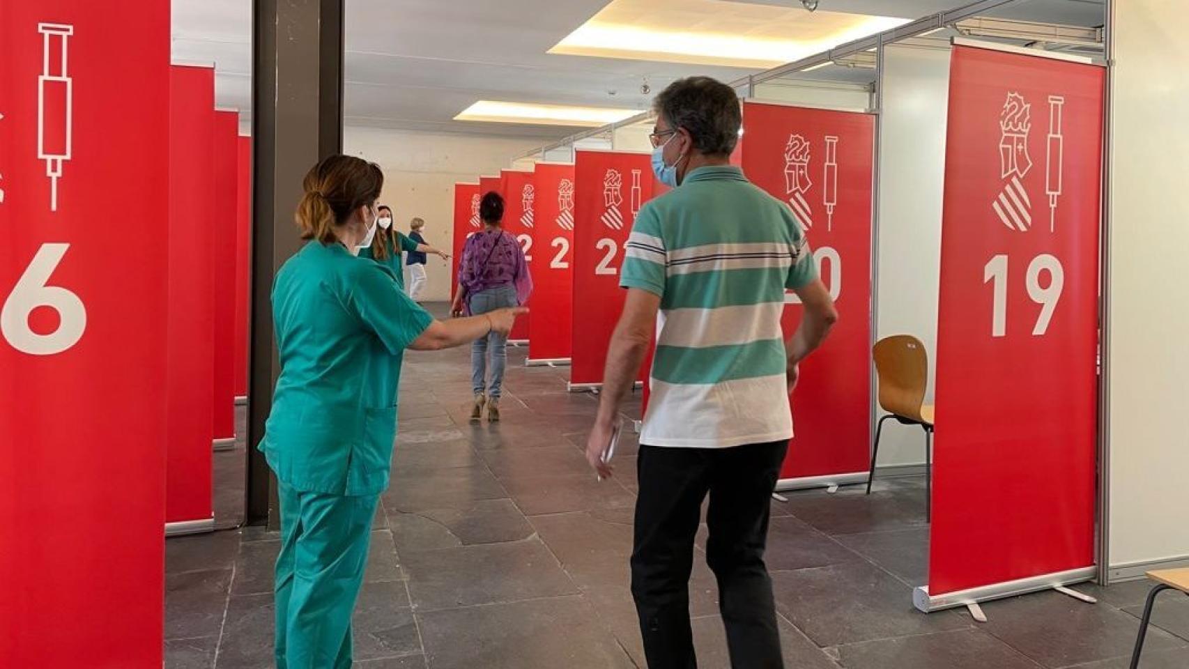 Sanidad ha vacunado a casi 100.000 personas desplazadas de otras comunidades o del extranjero