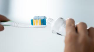 Un cepillo de dientes con demasiado dentífrico.