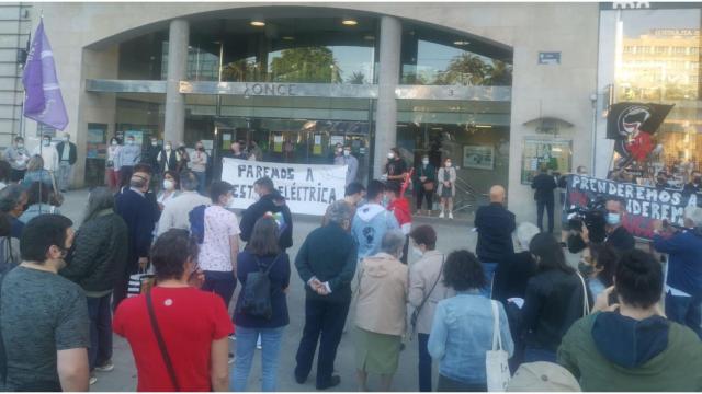 Protesta contra la nueva tarifa eléctrica en el Obelisco de A Coruña.