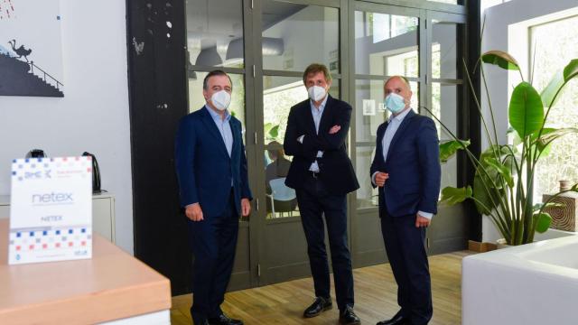 Francisco Botas (Abanca), Carlos Ezquerro (Netex) y David Regades (Zona Franca) en la sede de Netex