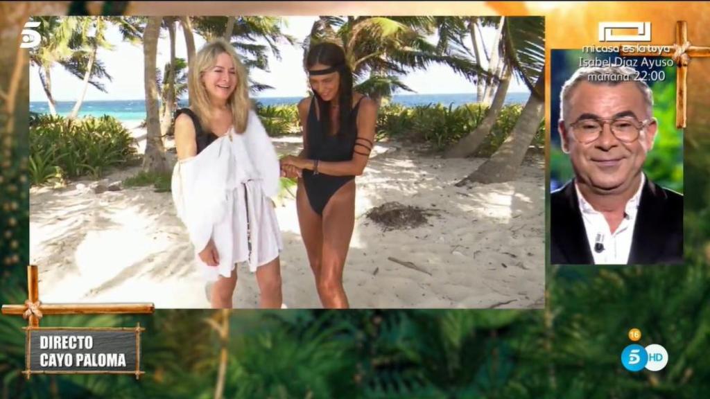 Olga llorando y sin soltarle la mano a la madre de Melyssa.