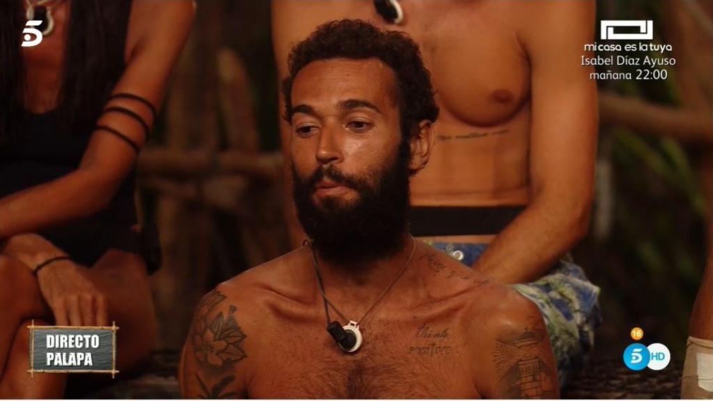 Omar Sánchez recibiendo las críticas de sus compañeros por traidor.