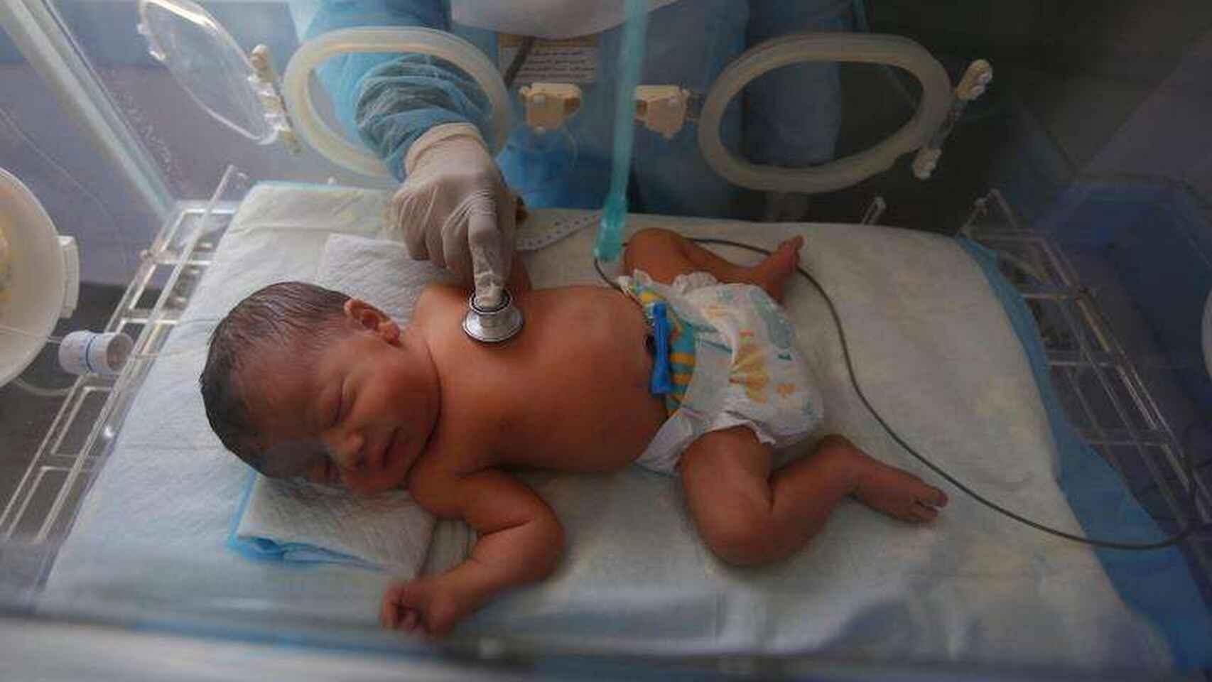 Un bebé prematuro en una incubadora.