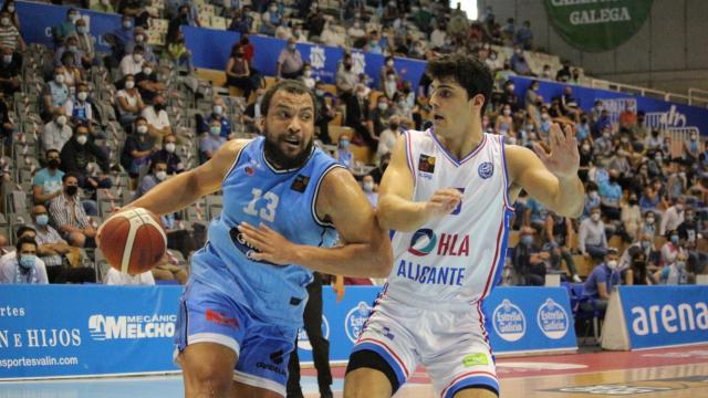 Larsen intenta entrar a canasta ante la oposición de Bilbao.