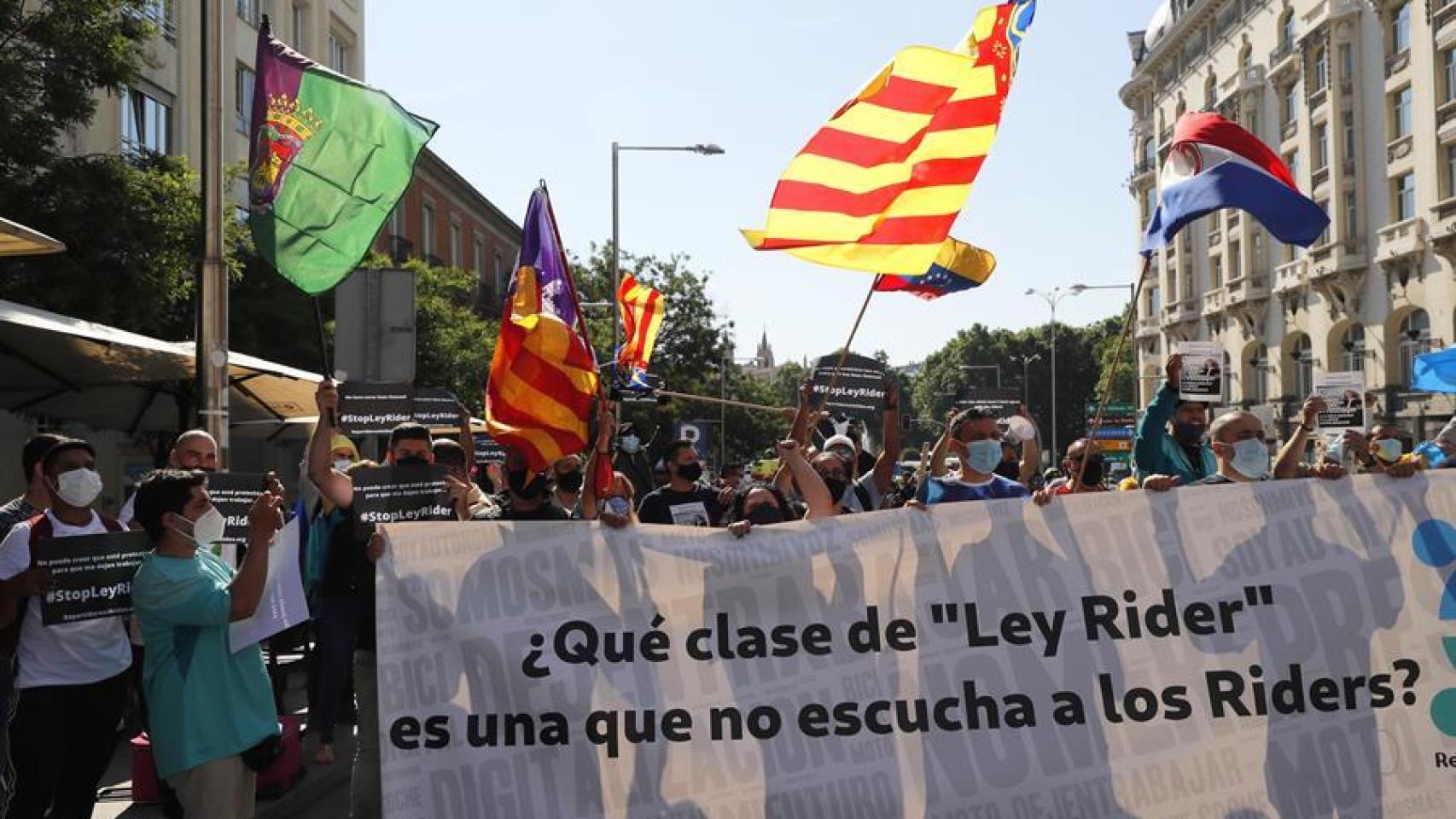 'Riders' a las puertas del Congreso contra la ley del Gobierno sobre su sector.
