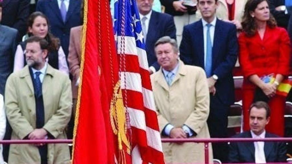 José Luis Rodríguez Zapatero, secretario general del PSOE, permanece sentado ante la bandera de EEUU, el 12-O de 2003, en Madrid.