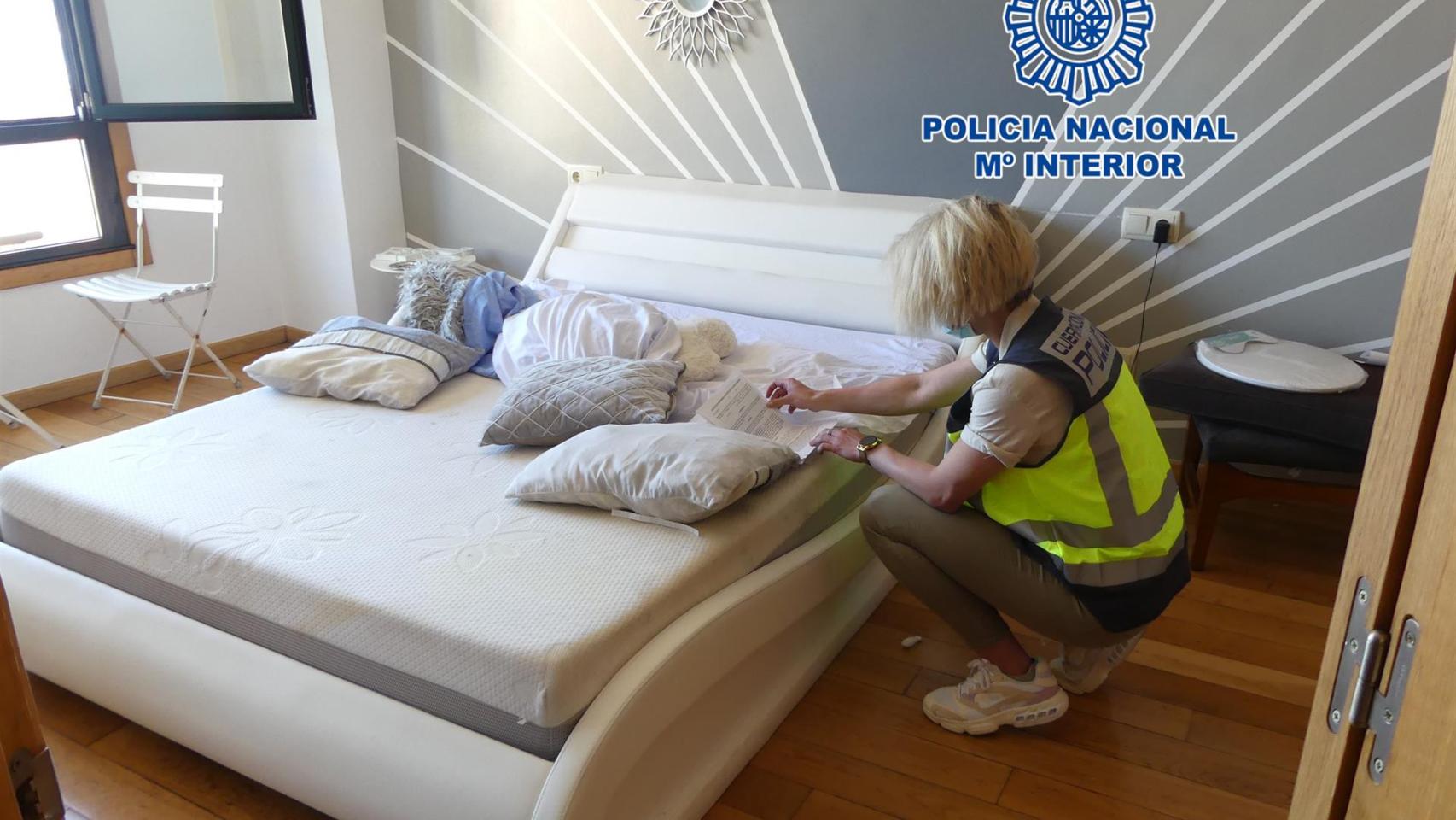 Una agente inspecciona uno de los chalets en los que operaba la organización criminal