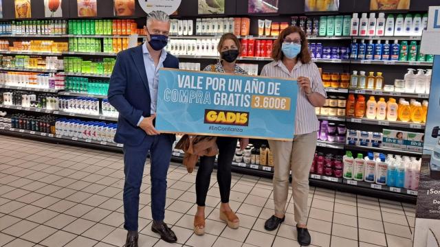 Gadis premia con un año de compra gratis a una clienta de Vigo