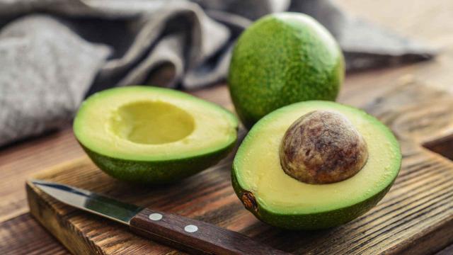 Un aguacate partido por la mitad.