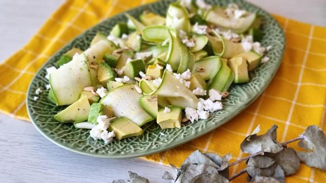 Ensalada de aguacate, calabacín, piñones y queso... ¡todo al verde!