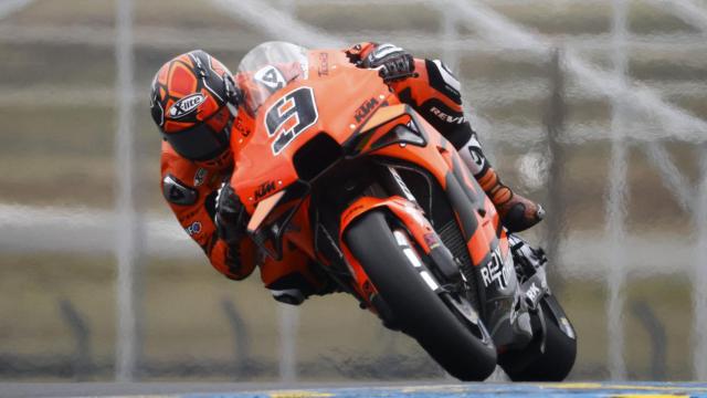 Danilo Petrucci durante una carrera de MotoGP con KTM