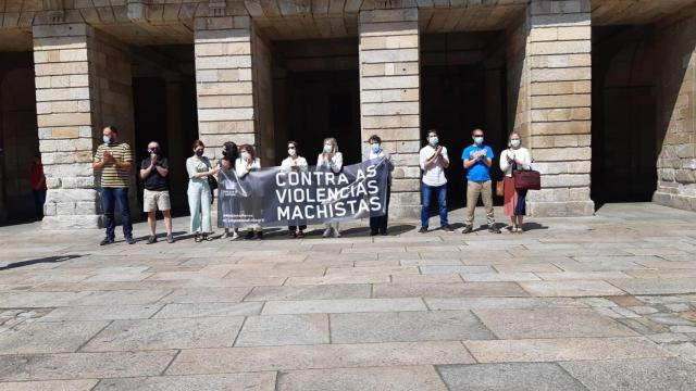 Concentración de la corporación del Ayuntamiento de Santiago en rechazo a los crímenes machistas.