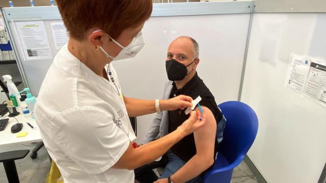 David Regades recibía su primera dosis de vacuna contra la Covid-19