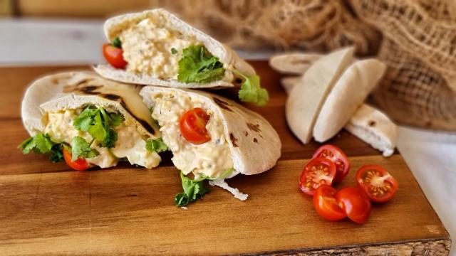 Pitas rellenas de huevo y tahini al limón, un delicioso sándwich vegetariano