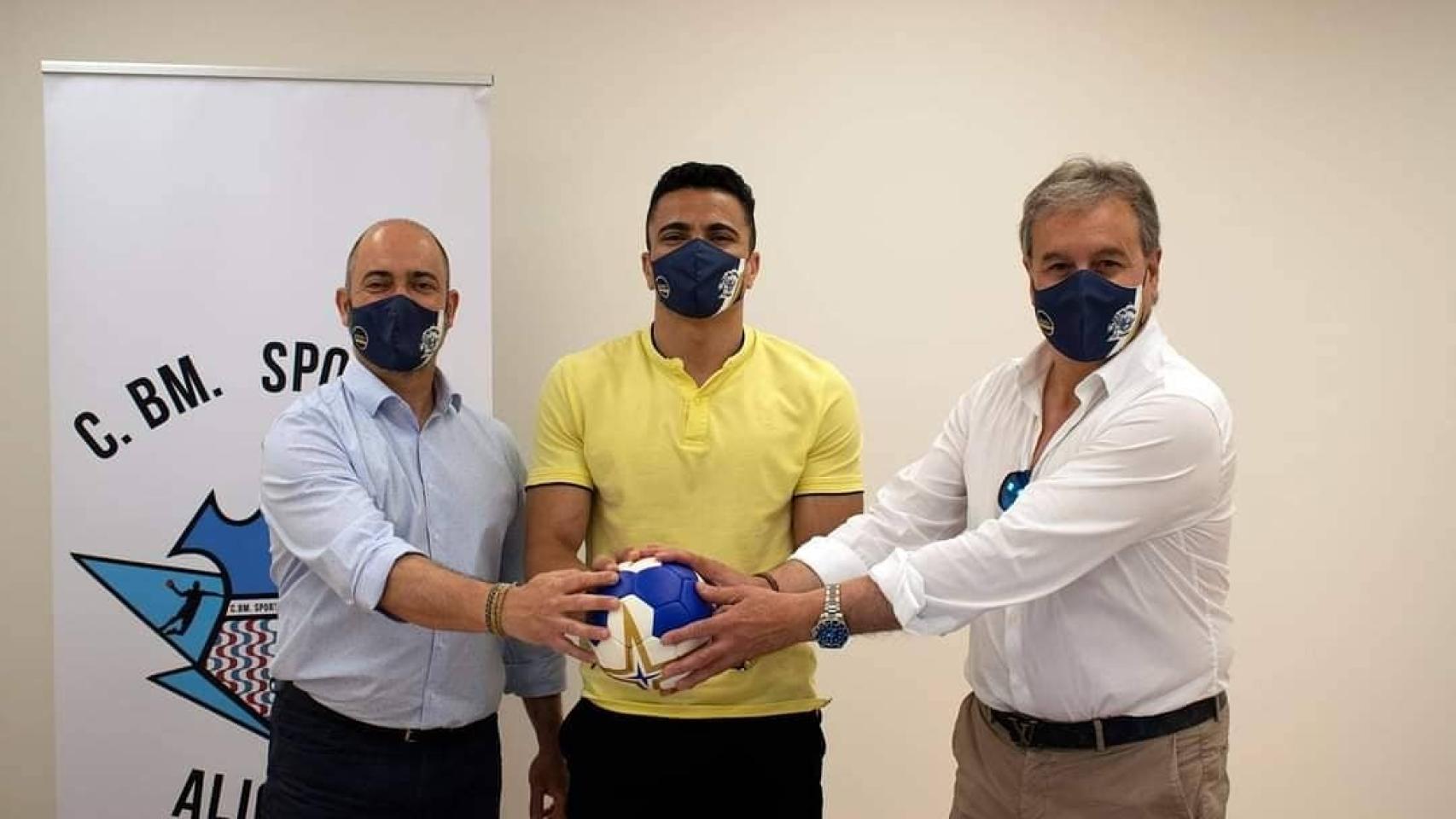 De Novais, en el centro, junto al presidente y el director general del Horneo Alicante.