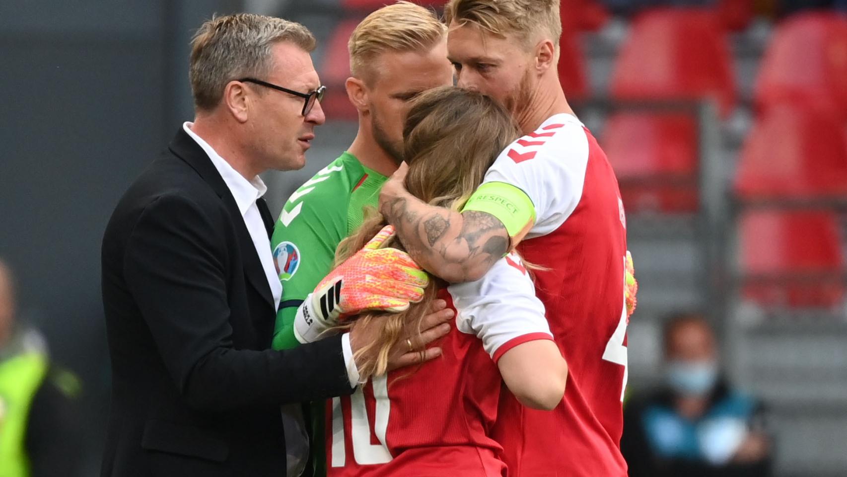 Kjaer, compañero de Eriksen, consuela a su pareja Sabrina junto al césped