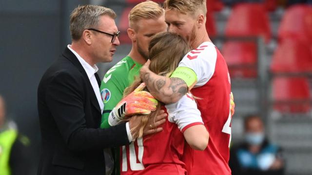 Kjaer, compañero de Eriksen, consuela a su pareja Sabrina junto al césped